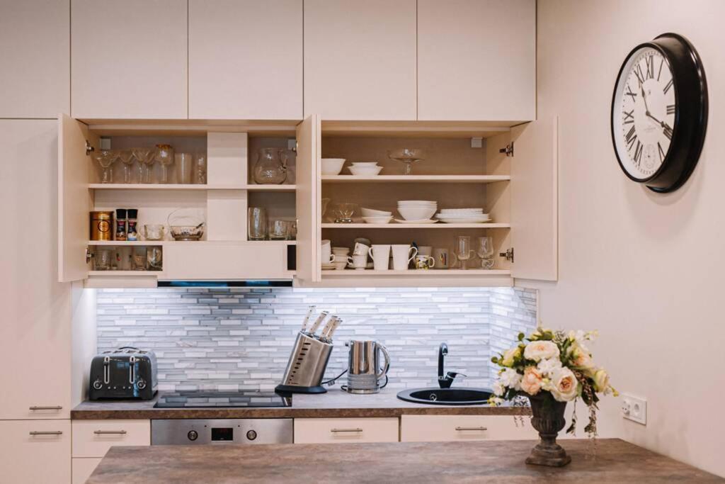 Spacious Kreves Apartment By Polo Apartments Kaunas Exterior photo